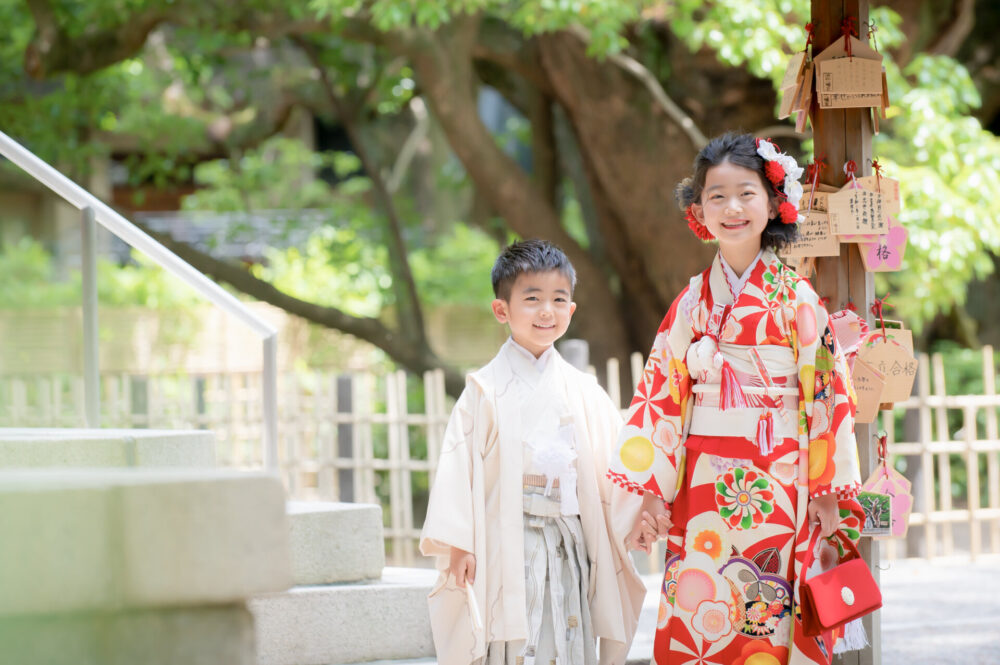 神社で手をつなぐ七五三のきょうだい