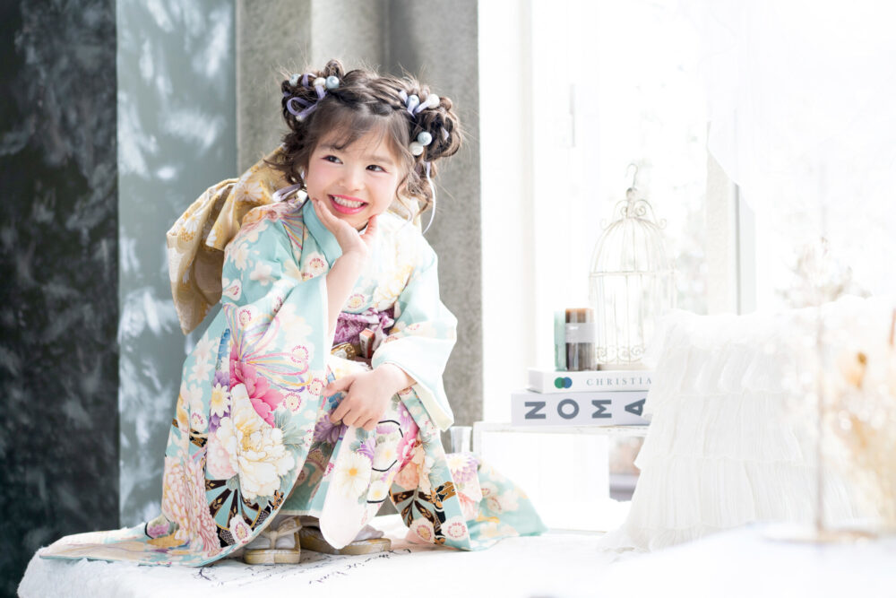 羽織袴で座る七五三の男の子