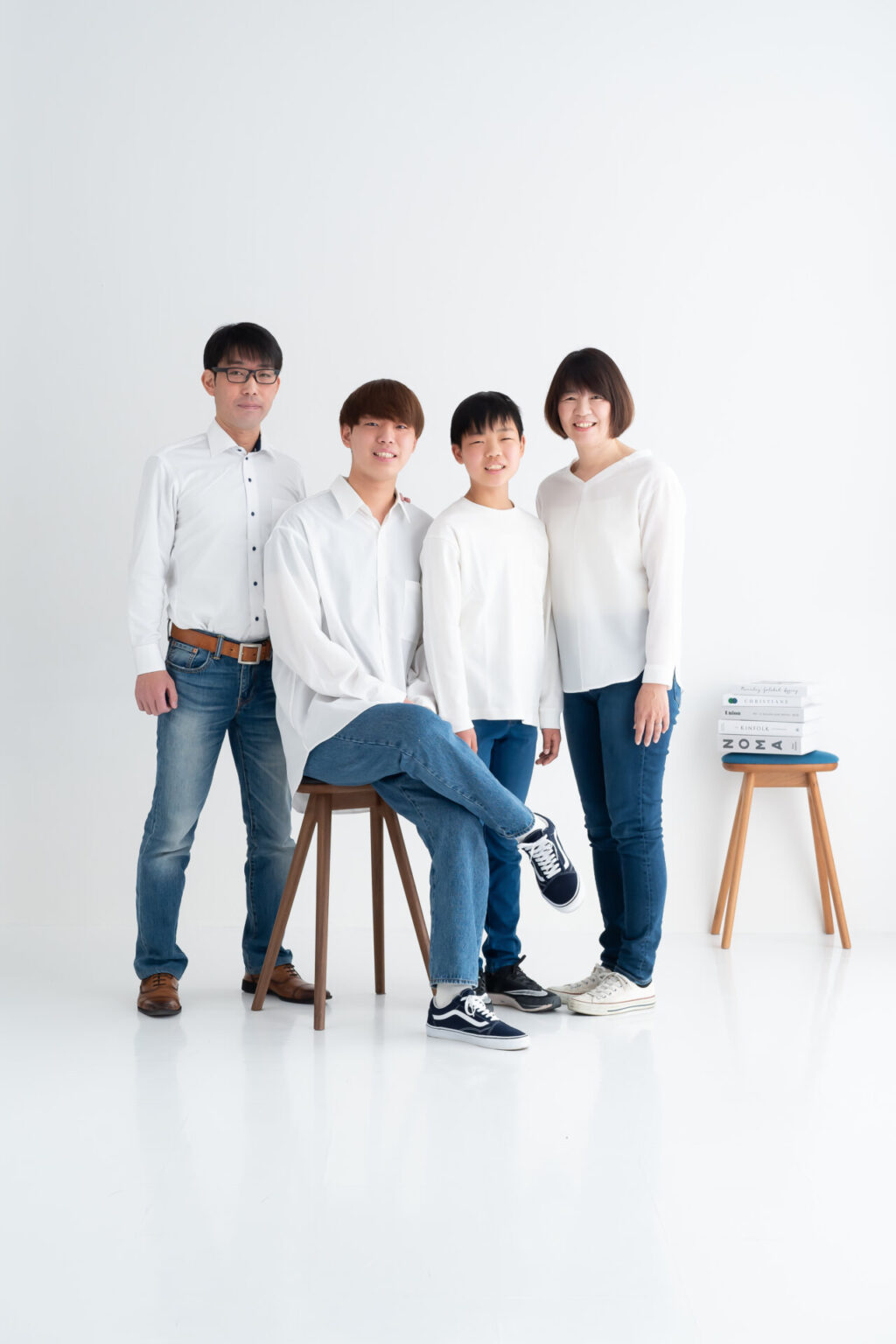 並んで立つ4人家族