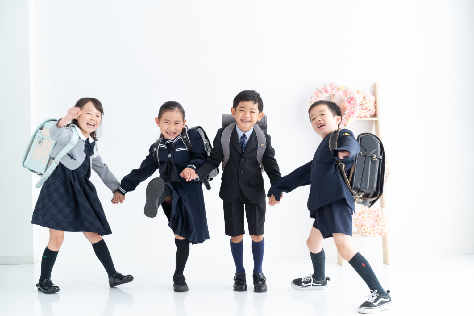 ランドセルを背負って手をつなぐ子どもたち