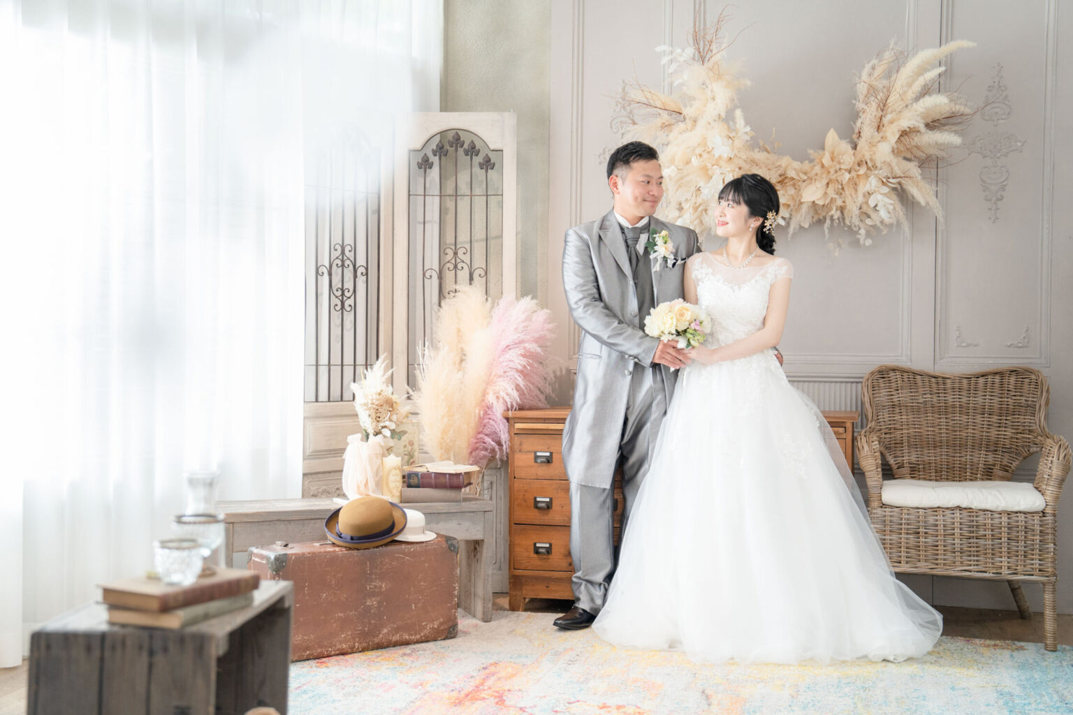 ドライフラワーで飾ったスタジオで並ぶ新郎新婦