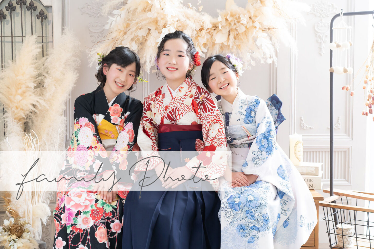 卒業袴の姉妹とご家族