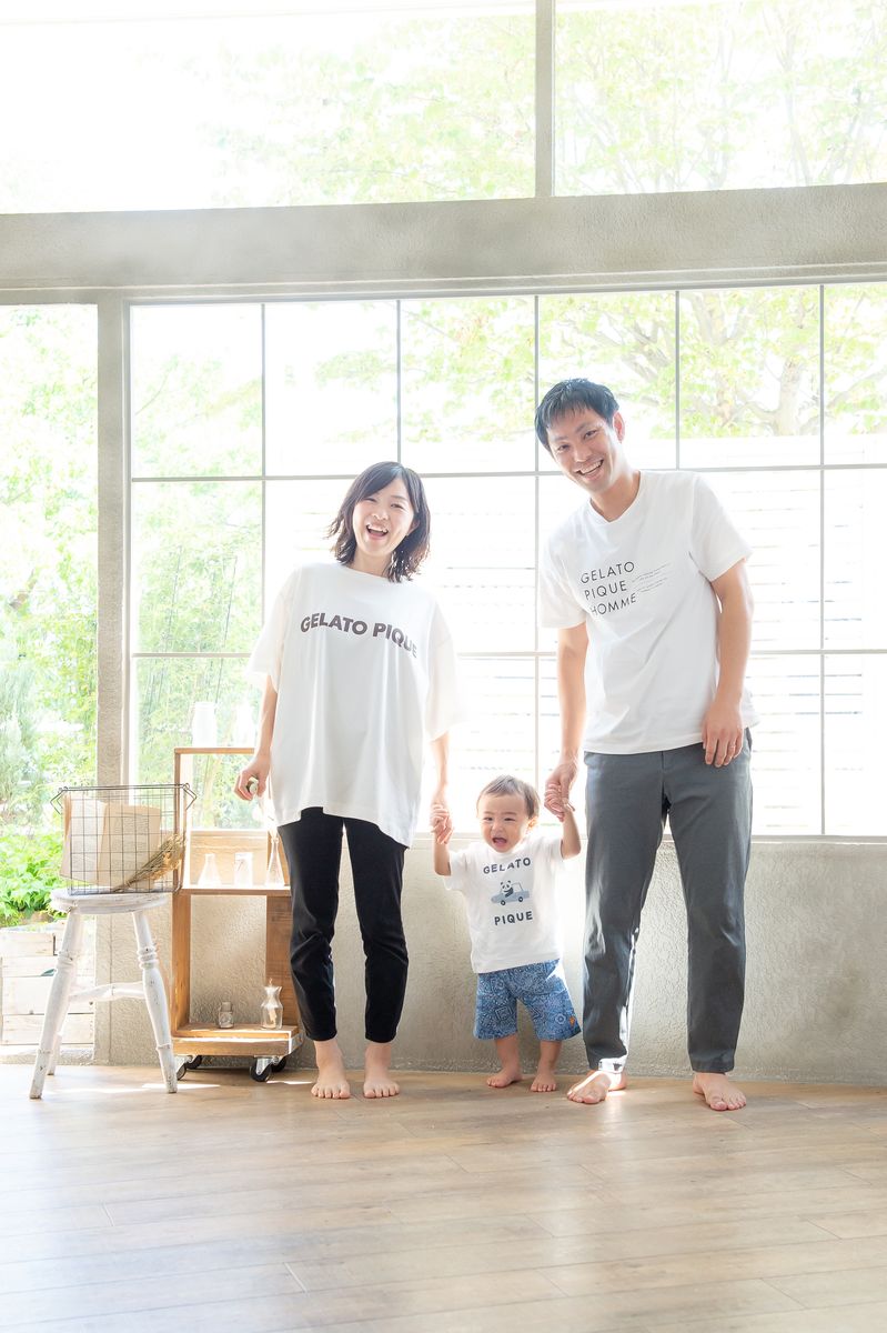 窓辺で手をつないで歩く家族