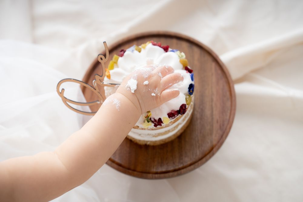 ケーキに手をのばす小さな手