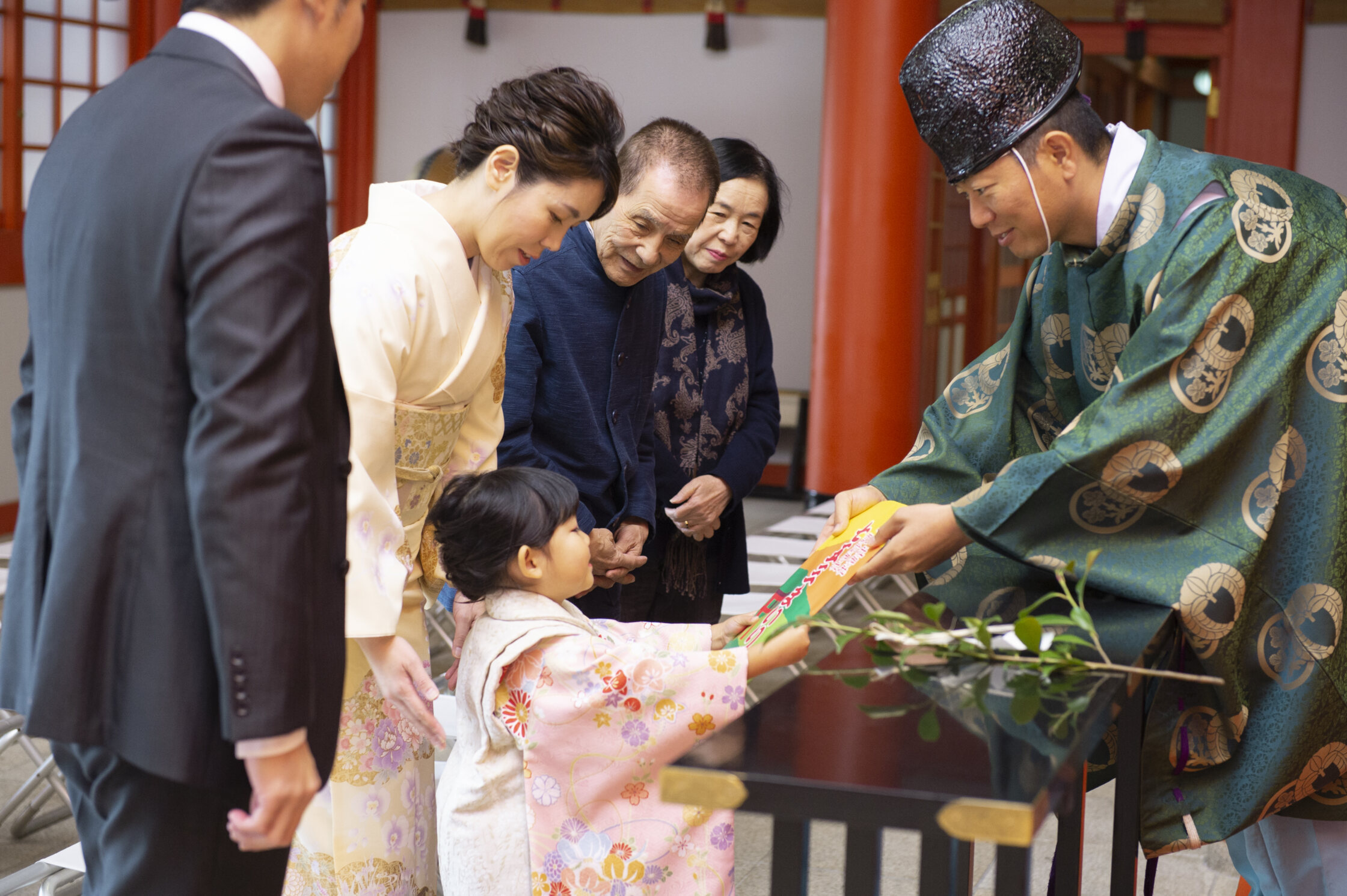 浜松 七五三 神社でご祈祷を受ける様子を自然に残した撮影シーン