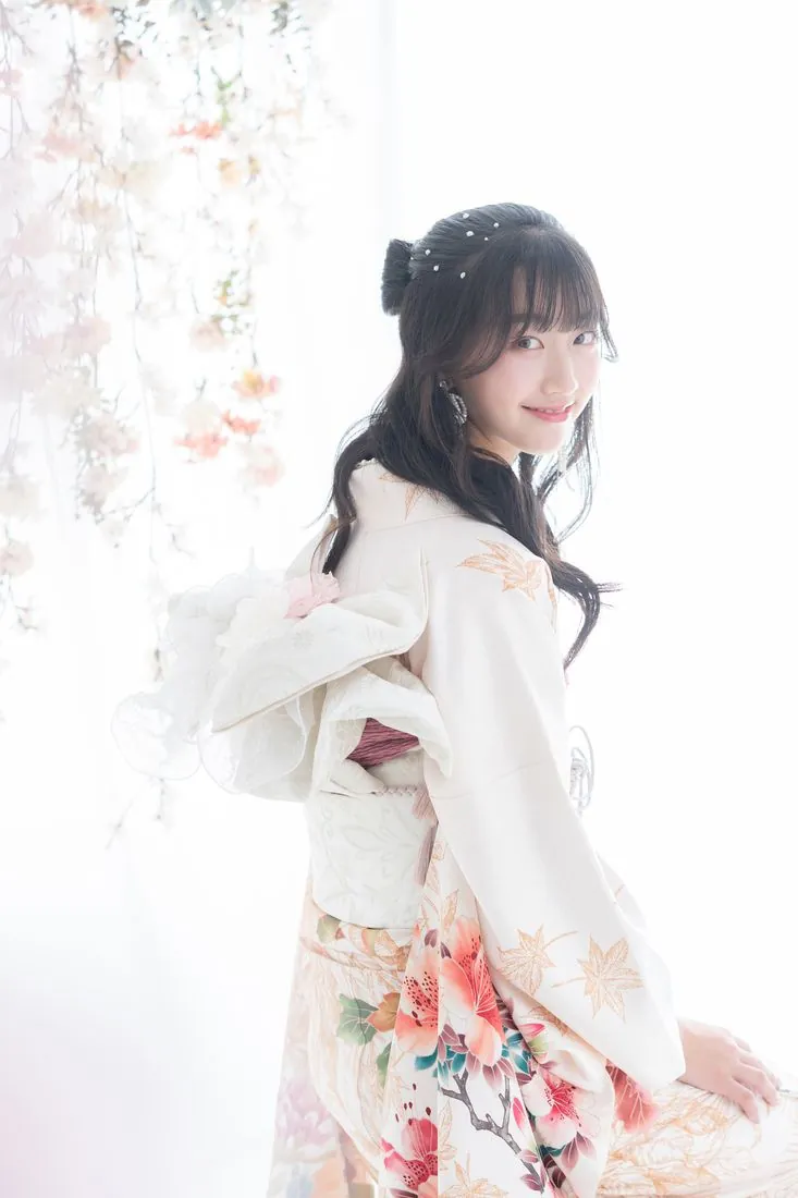 白い振袖で花に囲まれた前撮り写真