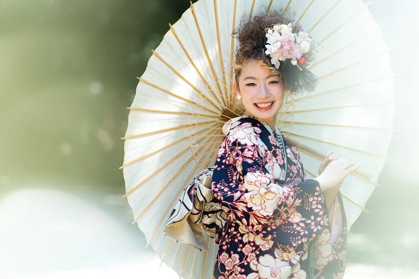 和傘を使った屋外の振袖ロケーション写真