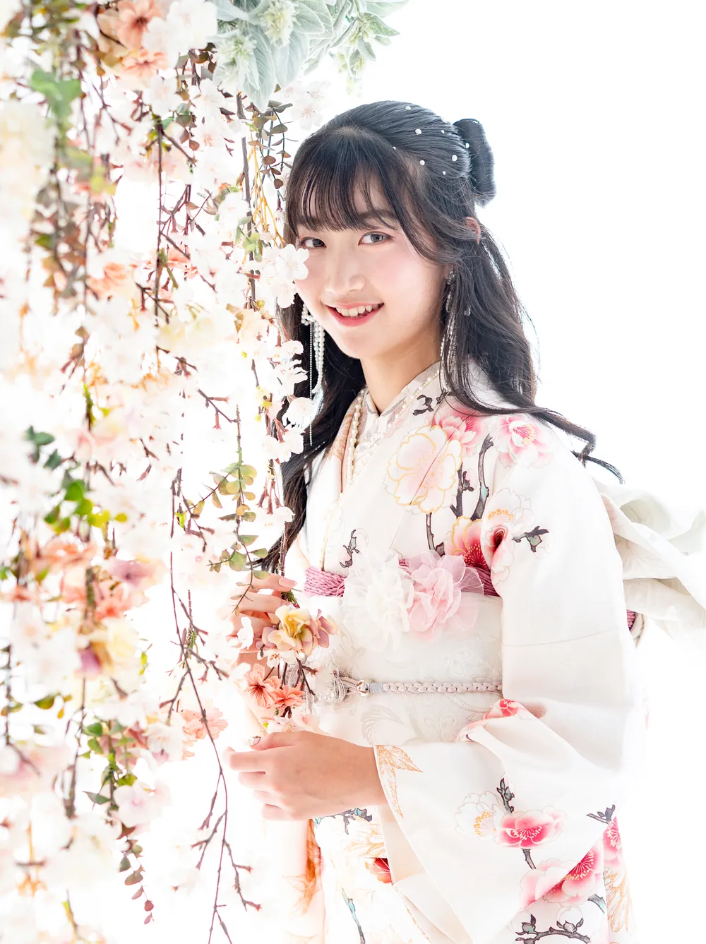 花に囲まれた白い振袖の前撮り