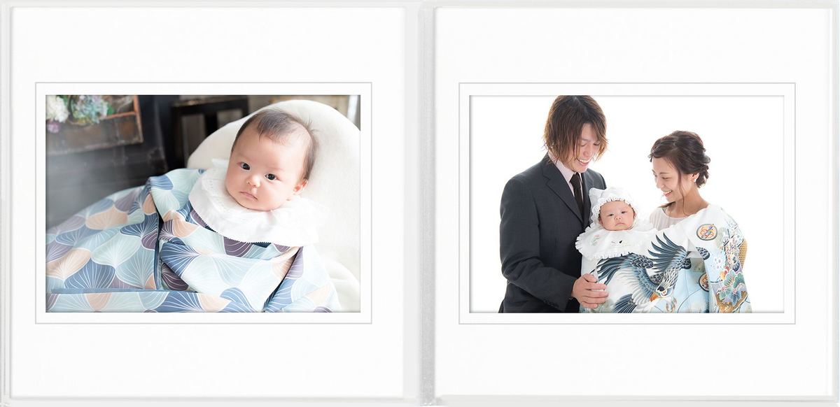 赤ちゃんの写真と家族写真が入った白いキャビネ台紙