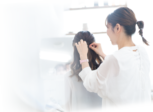 スタッフがヘアセットをしている様子