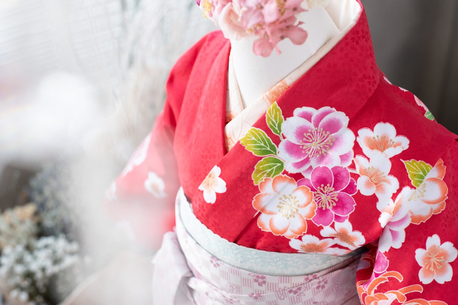 赤い花柄の着物と袴の1/2成人式の衣装