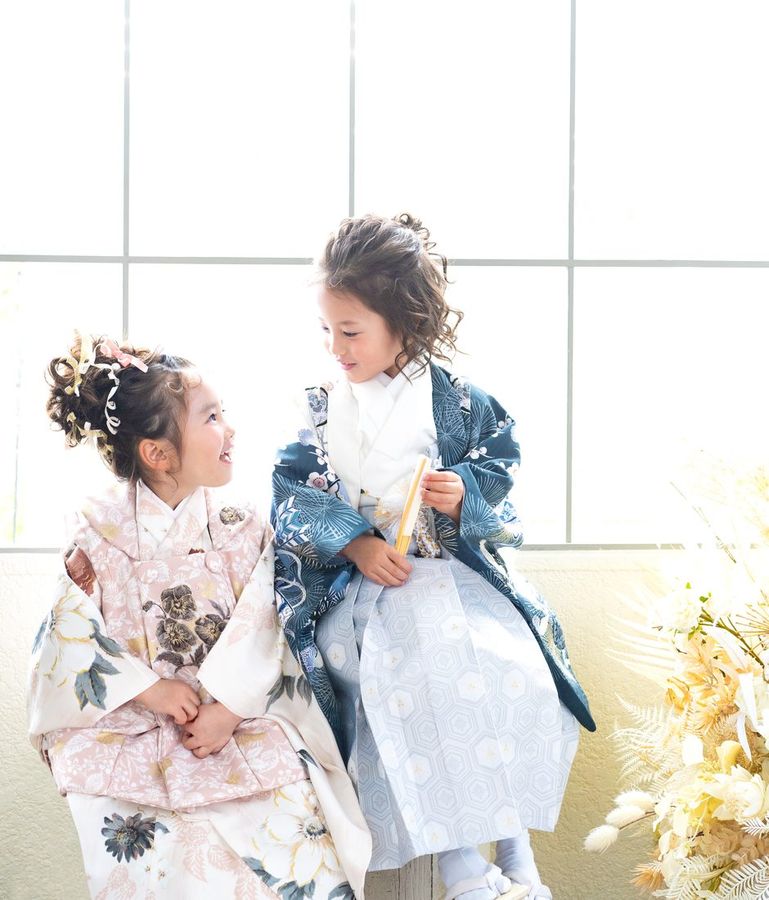 着物姿で並んで座る七五三の兄妹