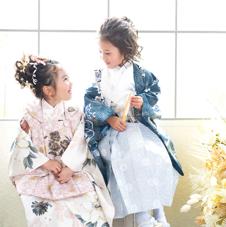 並んで座る七五三の姉妹