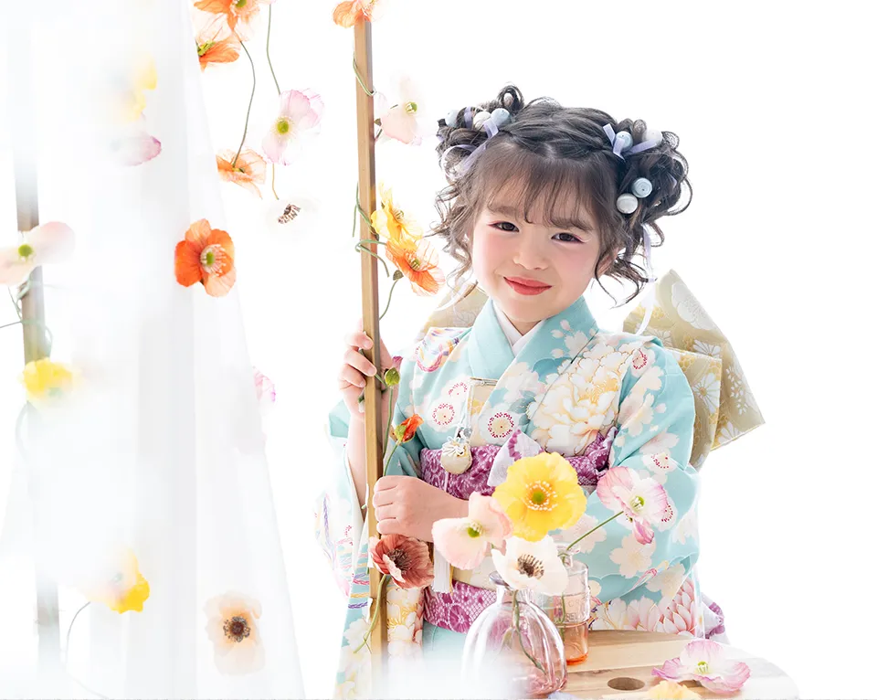 花を持つ着物姿の七五三の女の子