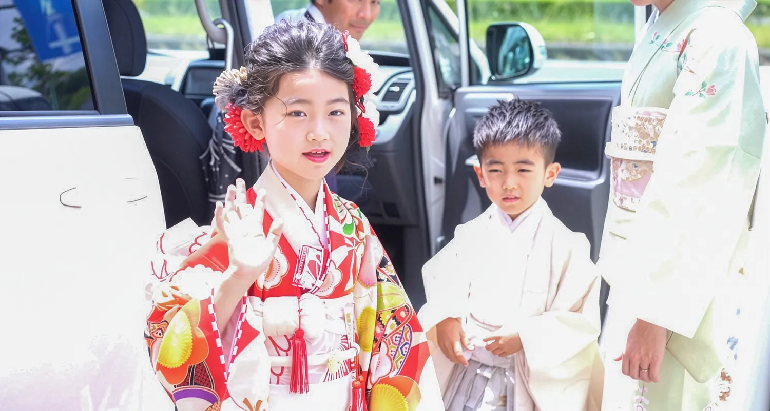 車から降りて神社に着いた着物の女の子と男の子