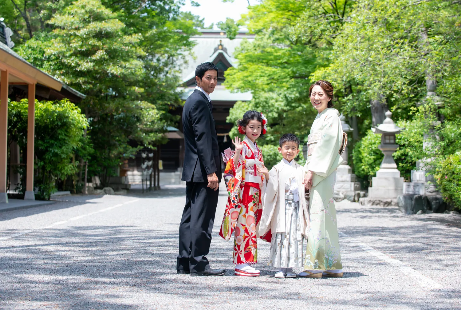 神社の参道で並ぶ七五三の家族