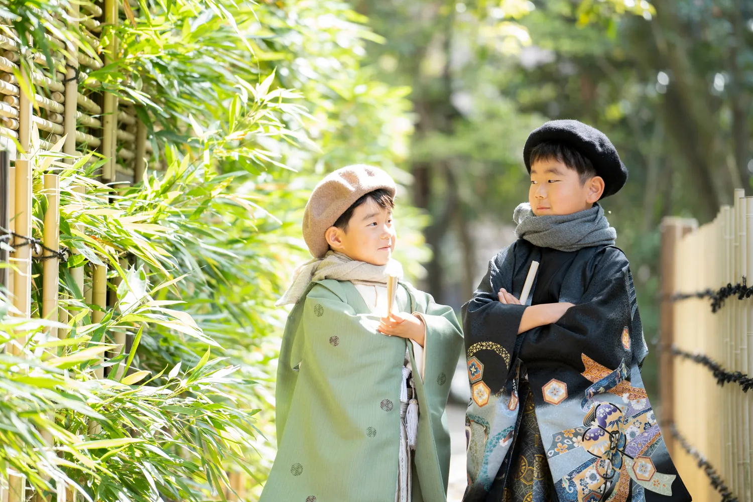 竹林の前の羽織袴の兄弟