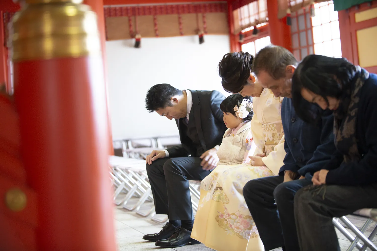 神社でご祈祷を受ける七五三の家族