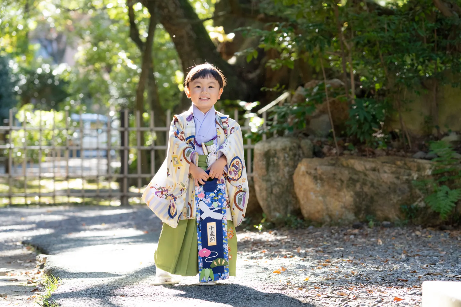 神社の参道を歩く袴姿の男の子