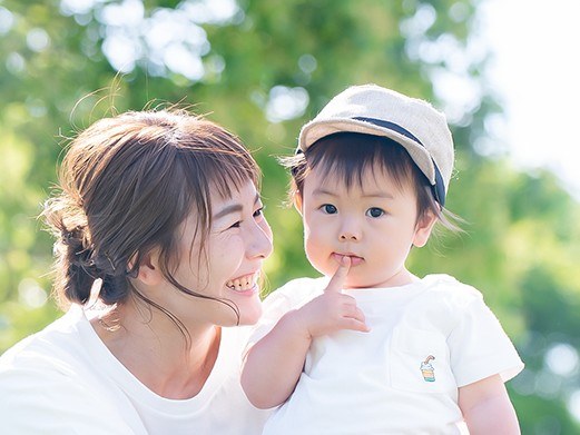 帽子をかぶった男の子とママのバースデーフォト