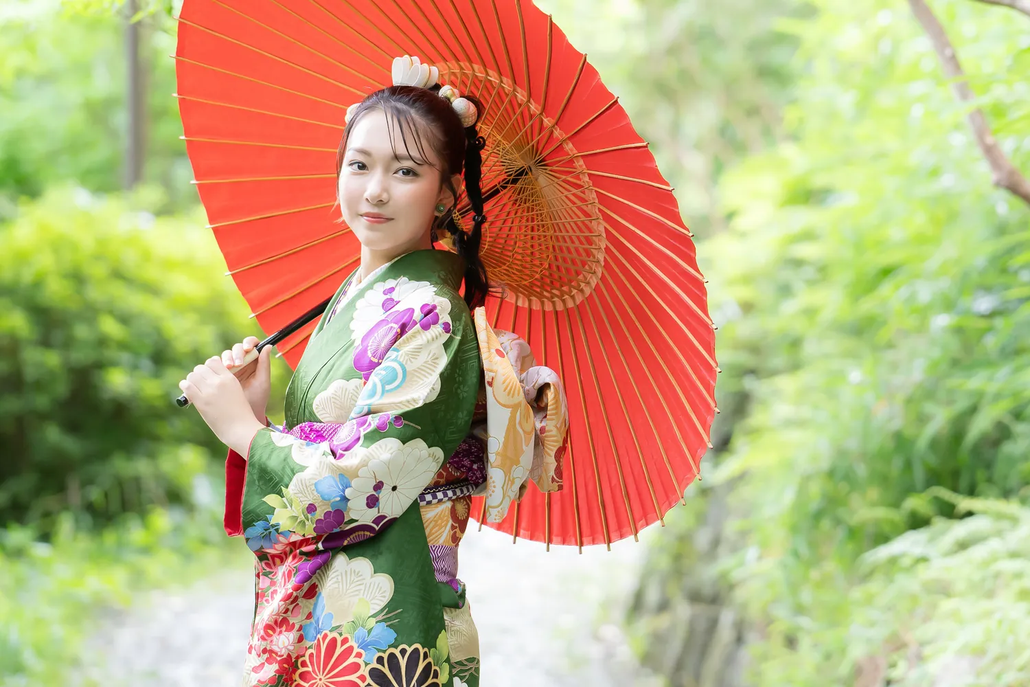 浜松城公園で、赤い和傘を差した緑の振袖のロケーション写真