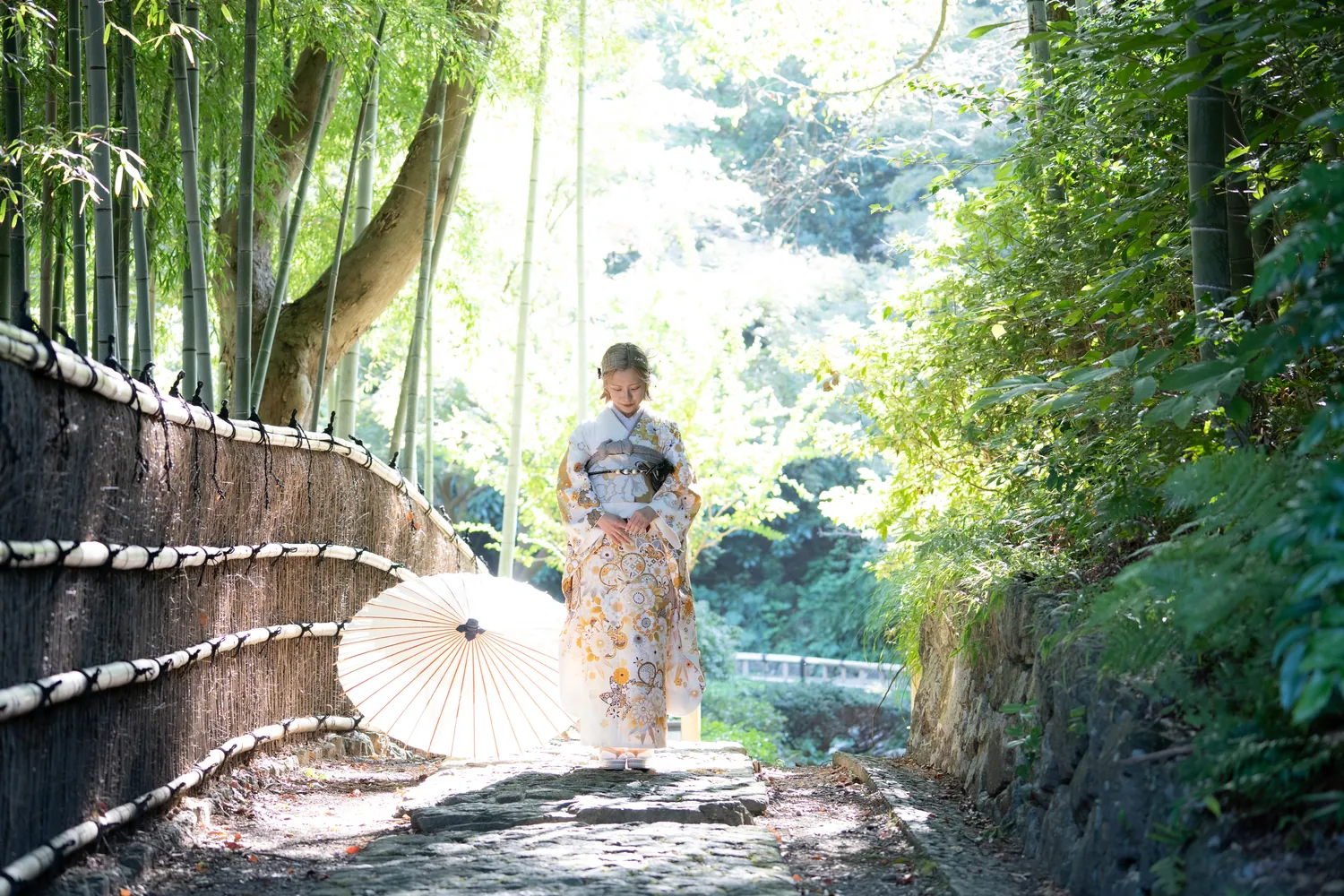 浜松城公園で、竹垣の小道で白い和傘と振袖