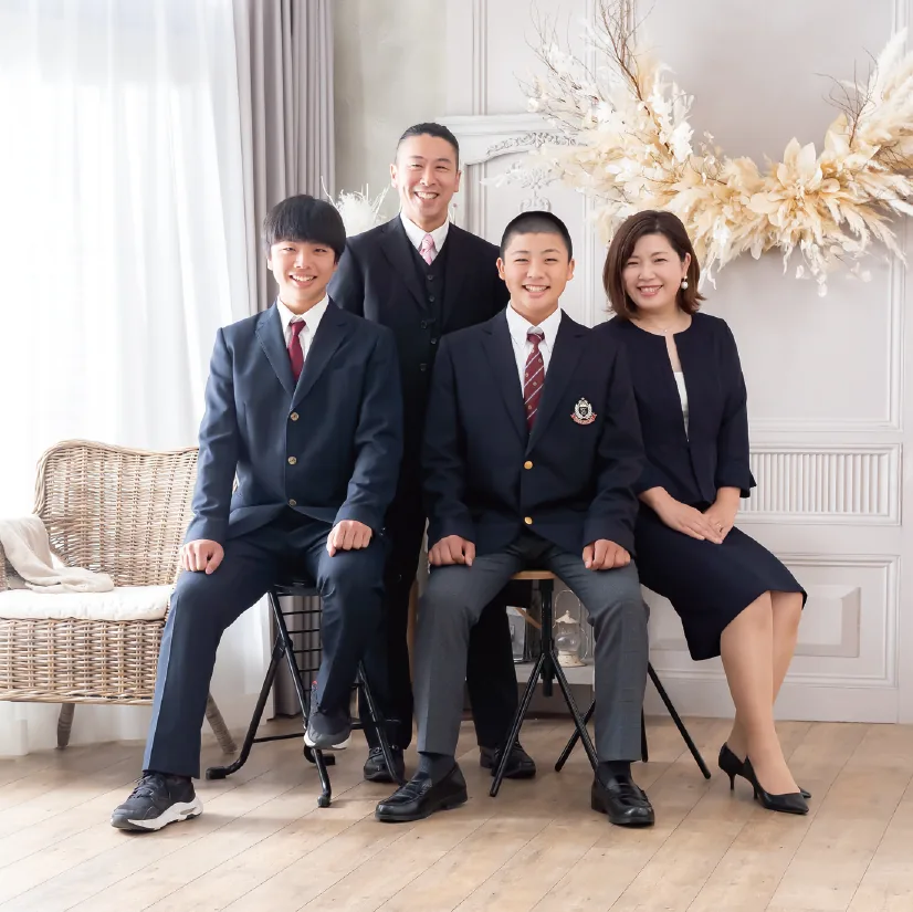制服とスーツの家族写真