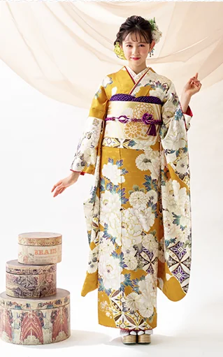 黄色の振袖を着た女性