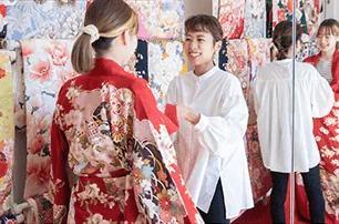 振袖を試着する様子