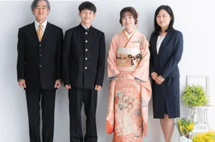 振袖姿の女性とご家族