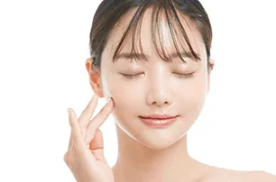 肌に手を添える女性