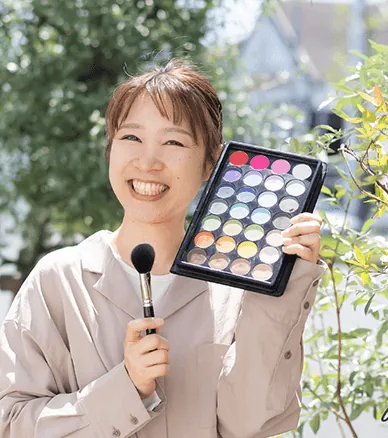 メイクパレットを持つスタッフ