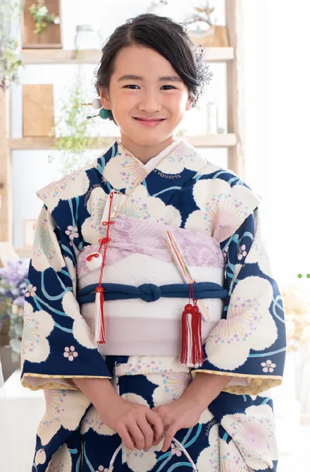 紺の着物と袴の1/2成人式の女の子
