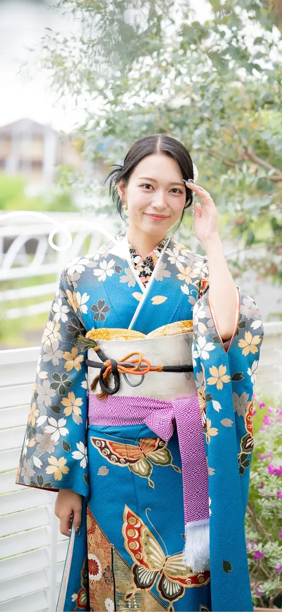 刺繍衿を合わせた青いママ振袖