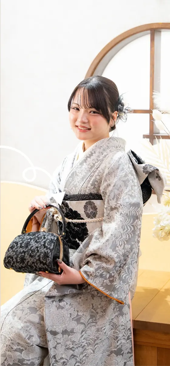 黒の小物とレースのバッグを合わせたママ振袖