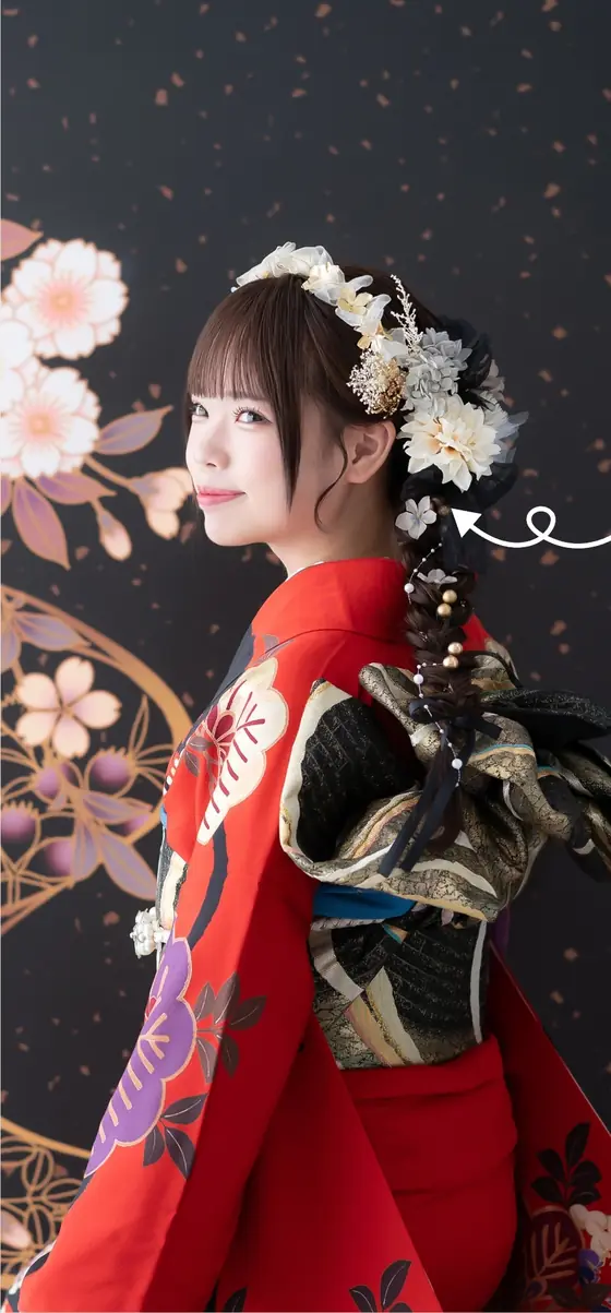 ヘアアレンジと髪飾りで今っぽくした赤いママ振袖