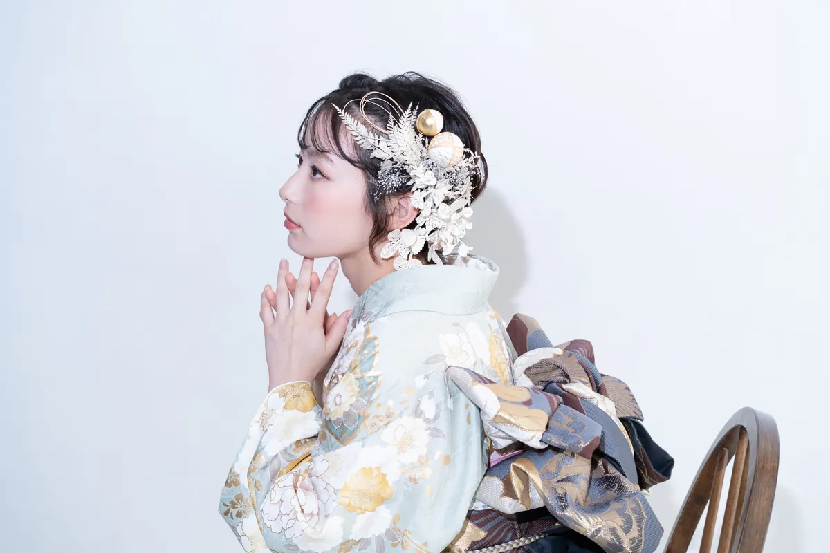 金色の髪飾りを付けたヘアアレンジ