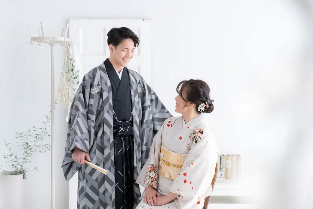 袴姿の男性と振袖姿の女性の記念写真