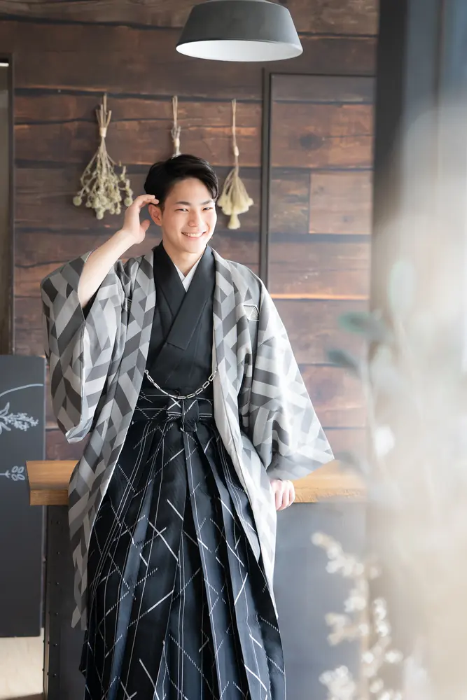 羽織袴で成人の記念撮影をする男性