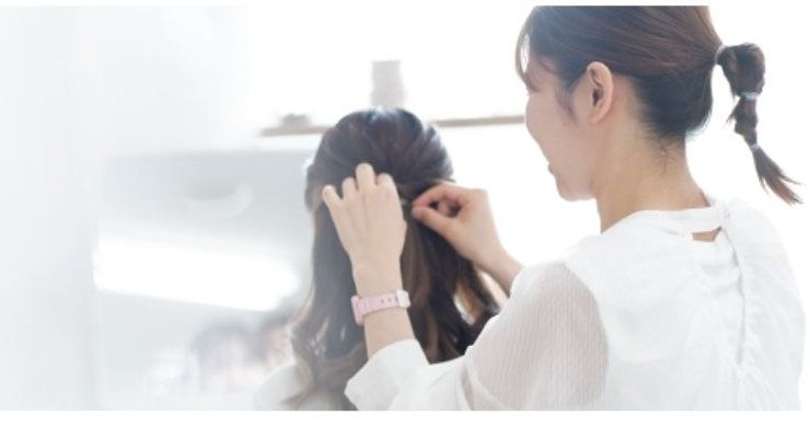 スタッフがヘアセットをする様子