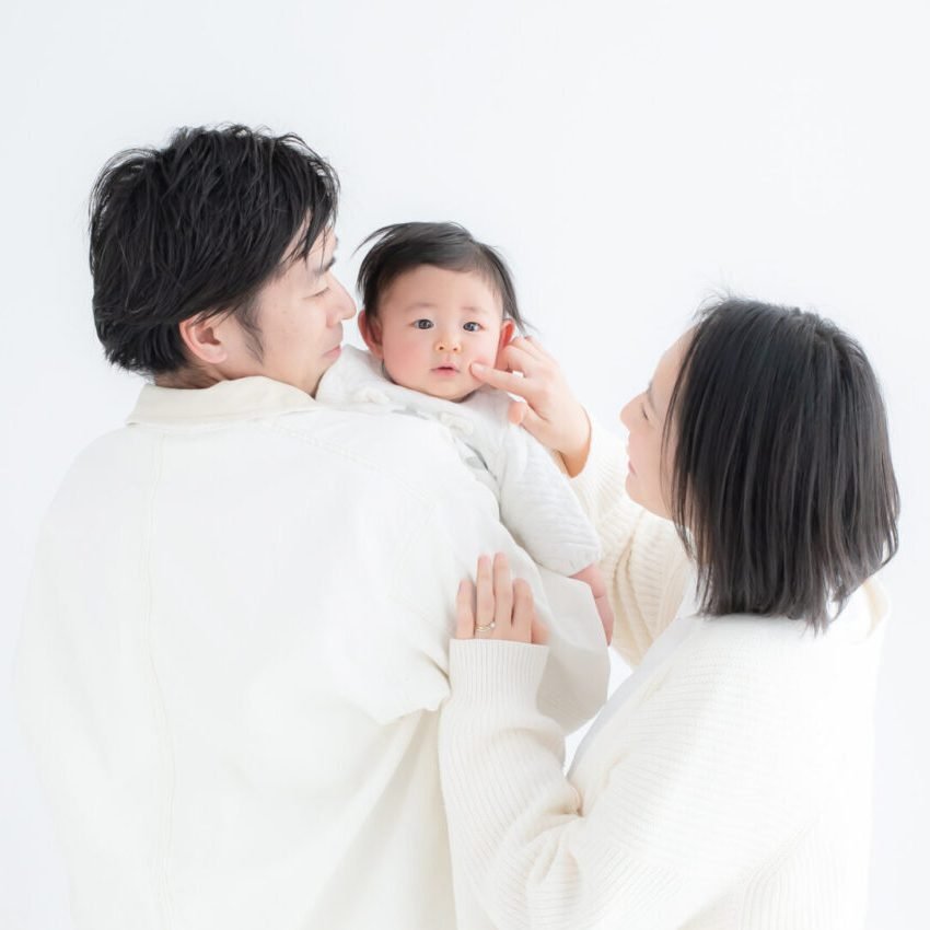赤ちゃんを抱くご両親