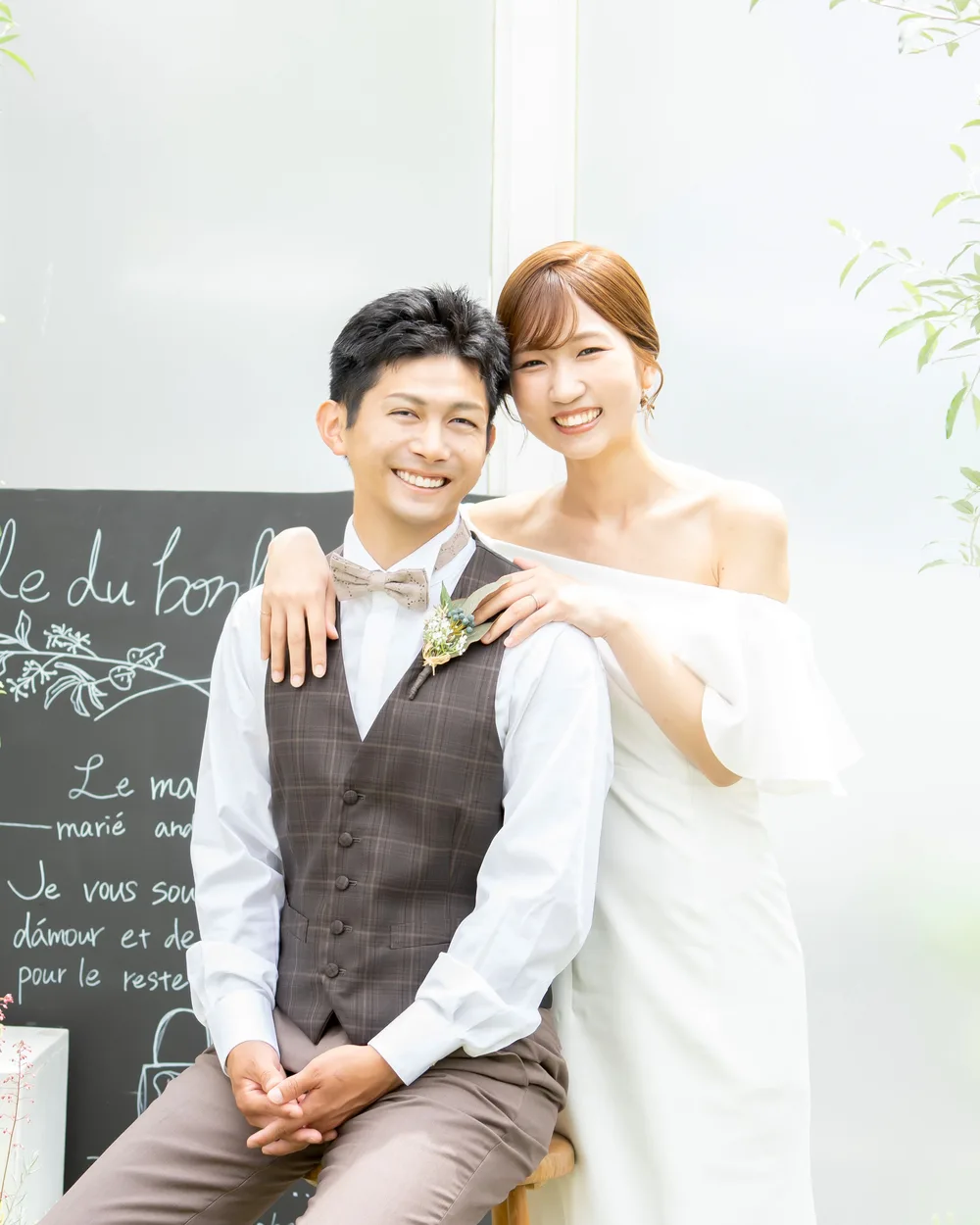 ウェディングドレスの新婦と寄り添う新郎の笑顔のフォトウェディング