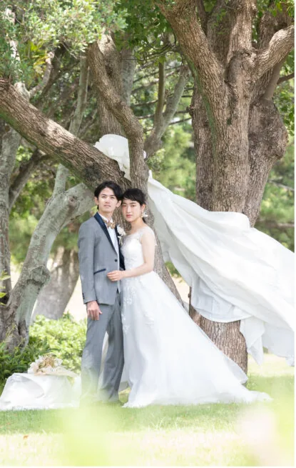 木の下で寄り添う新郎新婦