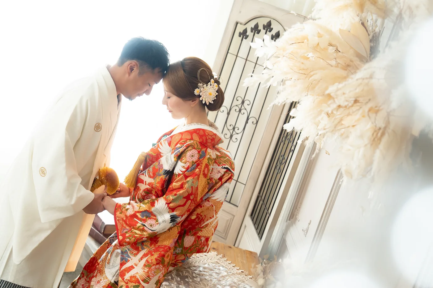 色打掛と紋付袴の新郎新婦