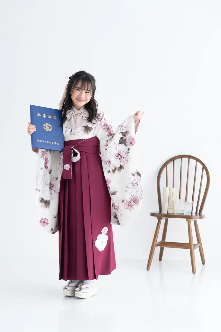 赤紫の袴と卒業証書