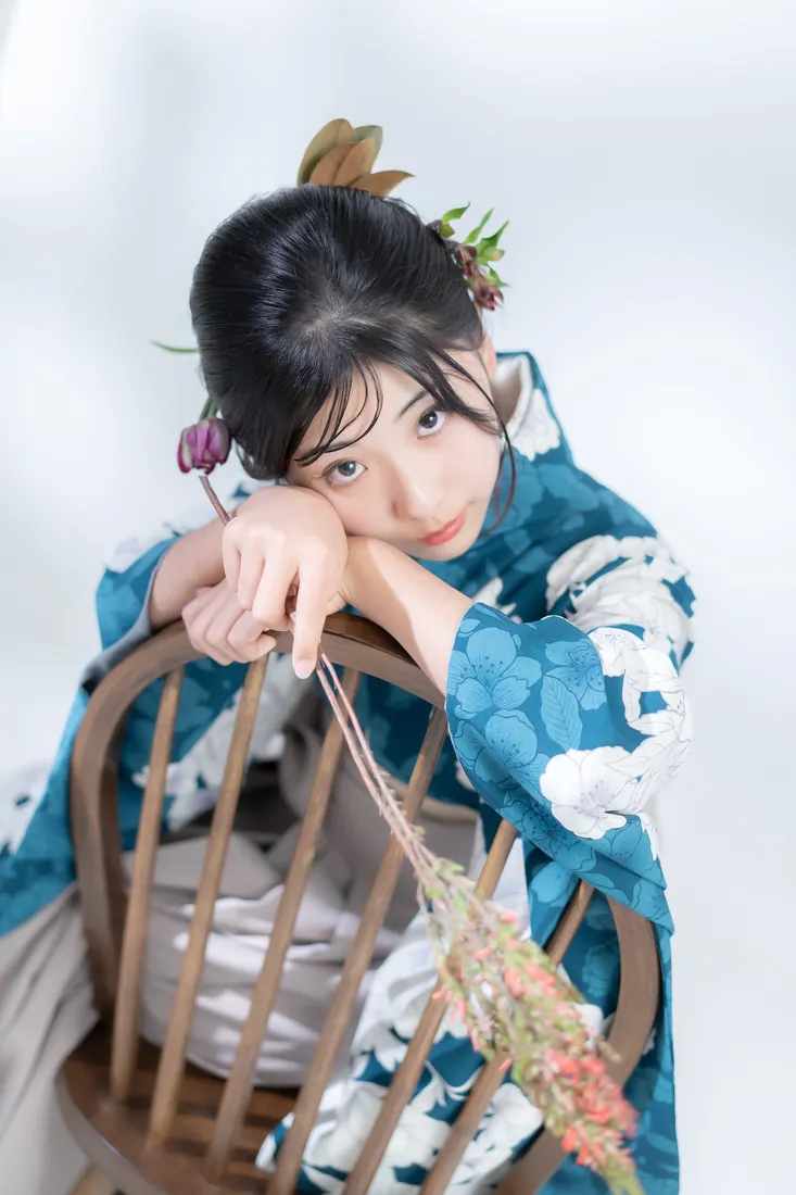 青緑の着物の卒業袴 アップ写真