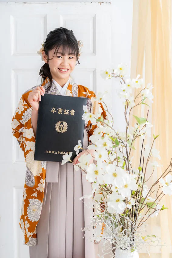 からし色の着物 卒業証書を持って