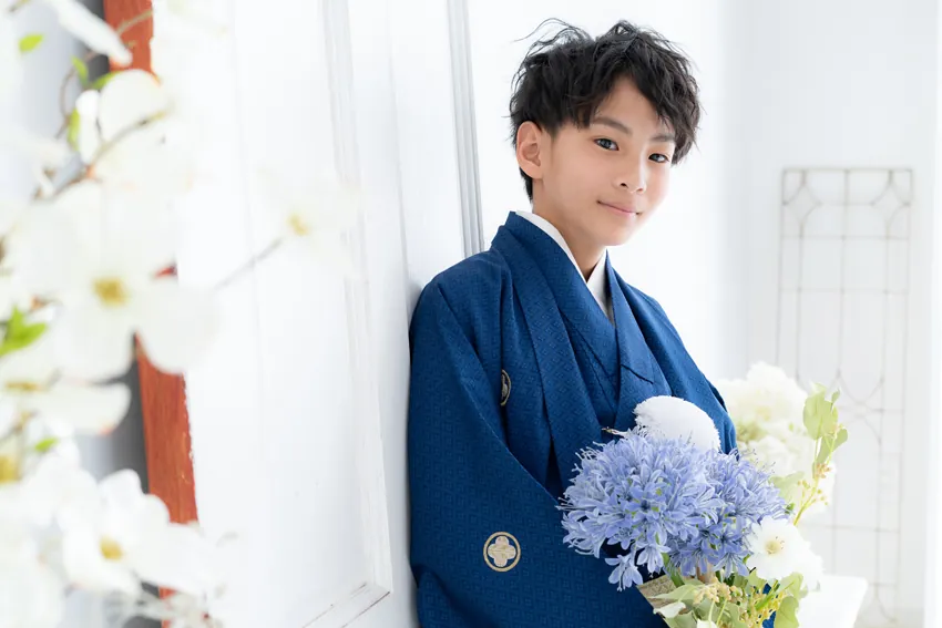 男の子の卒業袴 花を持って