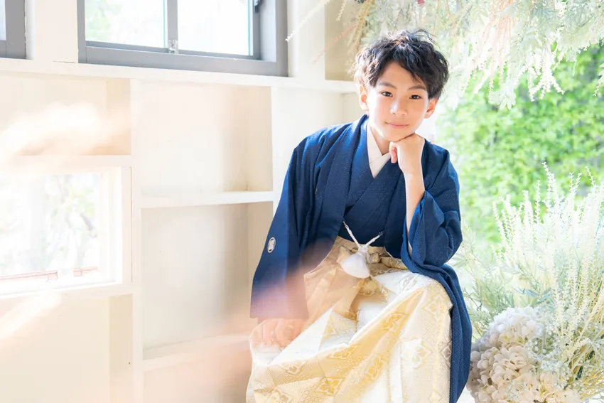 男の子の卒業袴 座りポーズ