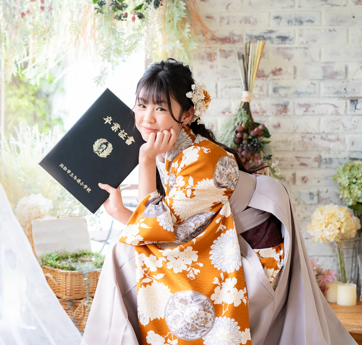 卒業袴 撮影＋卒業式当日レンタル 卒業証書を持って